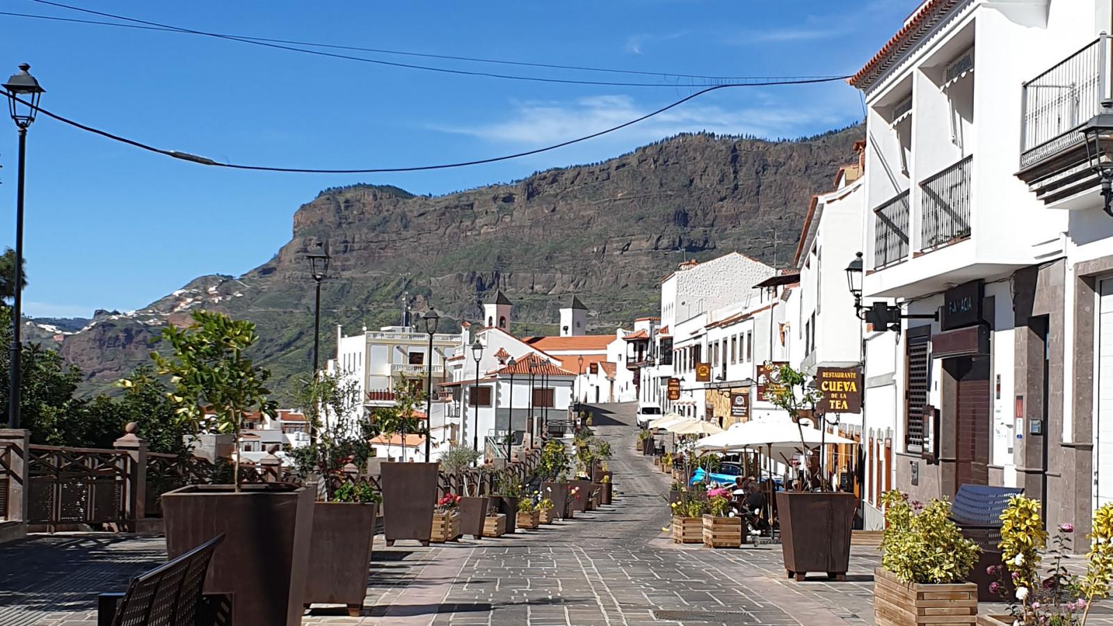 Tejeda — street with restaurants