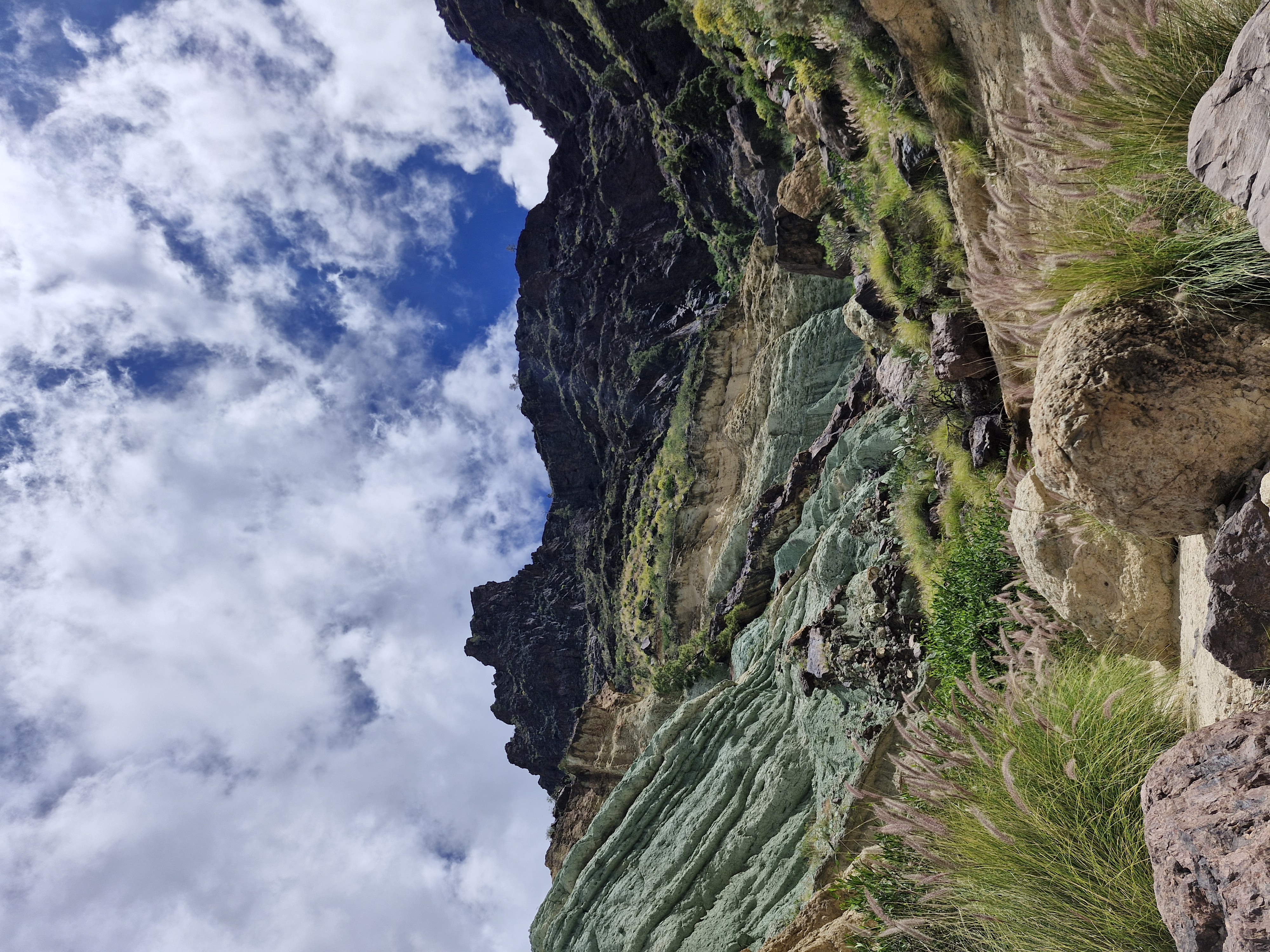 Los Azulejos de Veneguera — coloured rocks