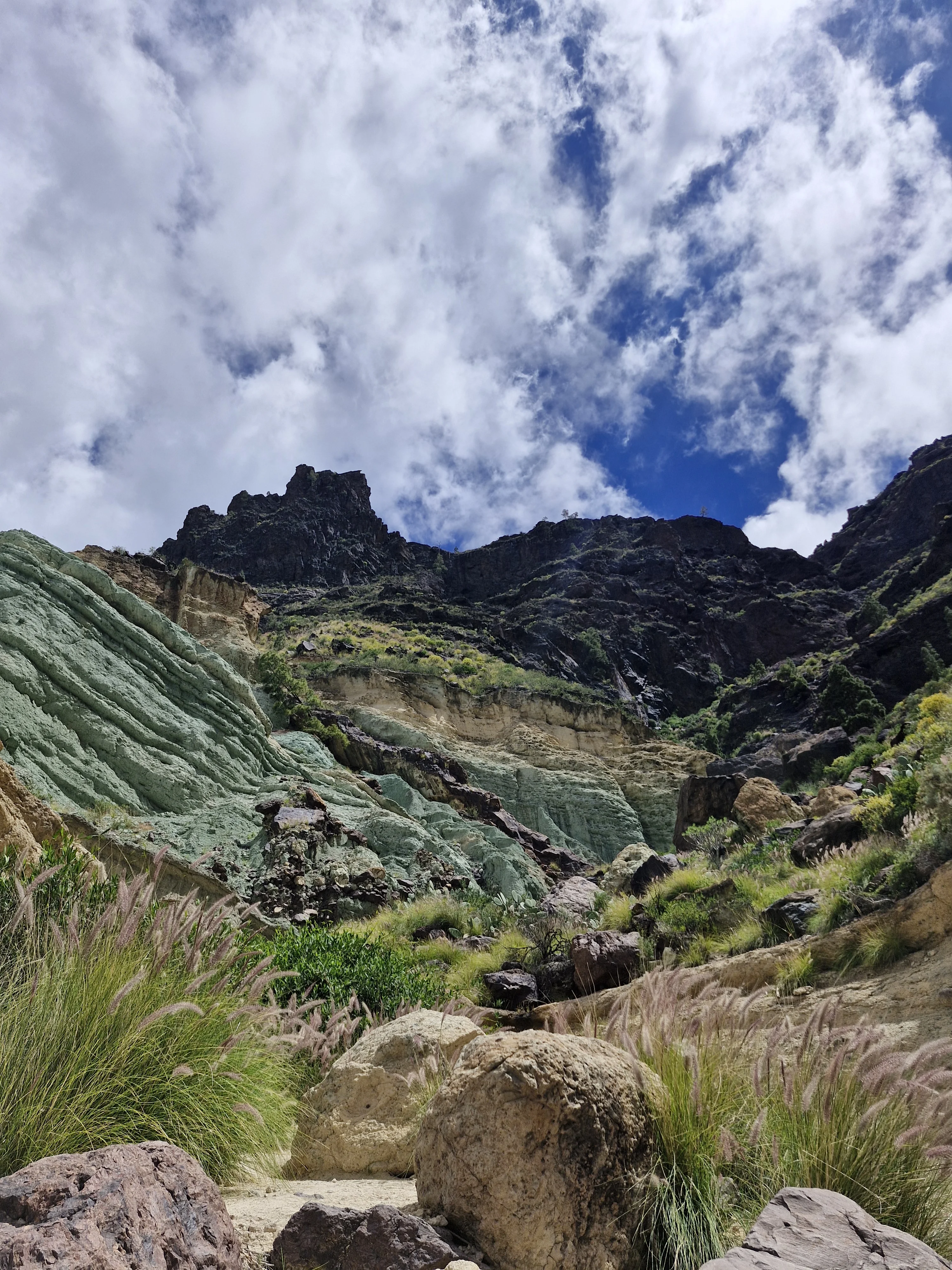 Los Azulejos de Veneguera — kolorowe skały