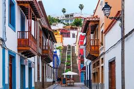 Teror — colourful streets with steps