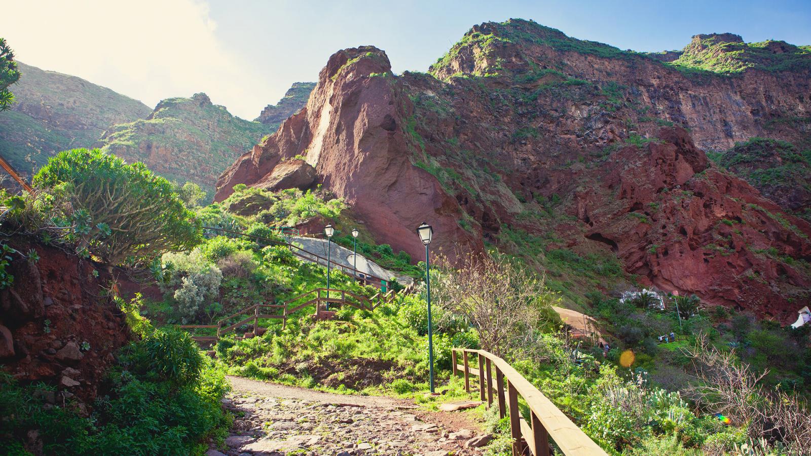 Barranco de Guayadeque — red rock formations
